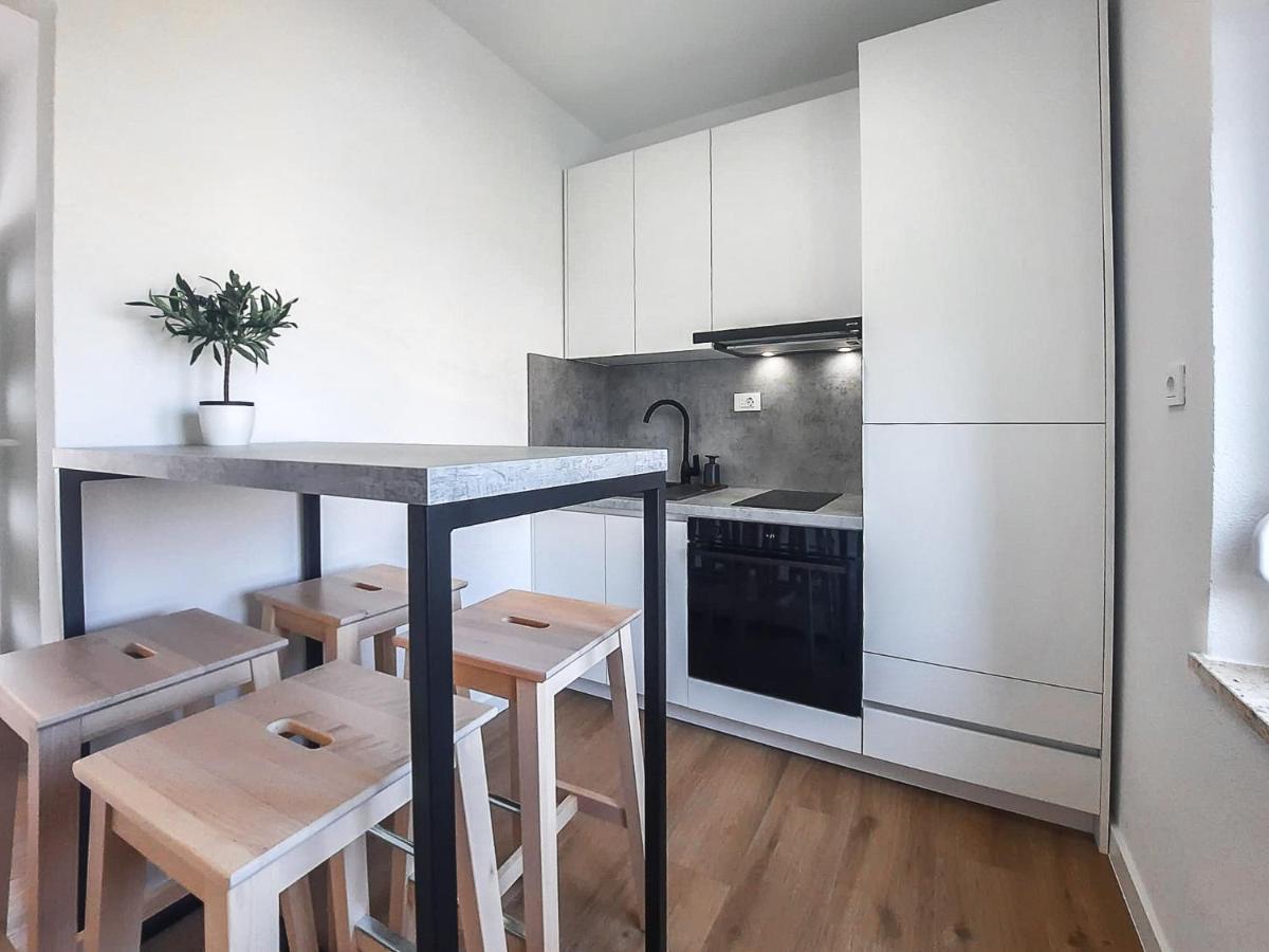 Apartmani Tatjana ノヴァリャ エクステリア 写真
