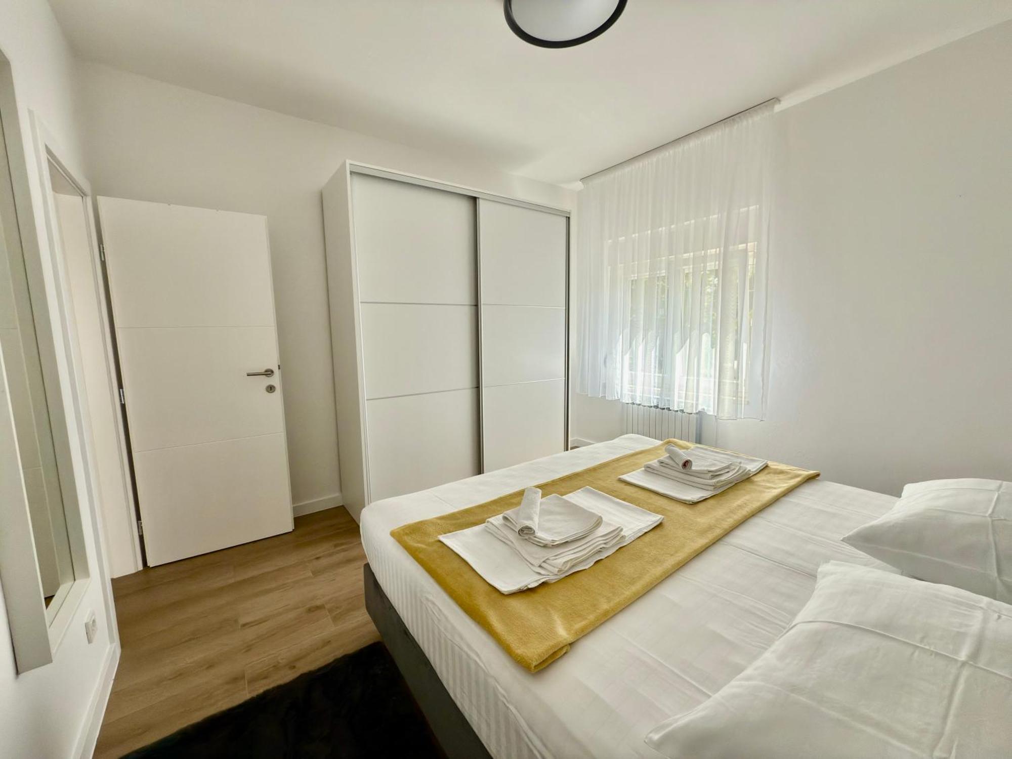 Apartmani Tatjana ノヴァリャ エクステリア 写真